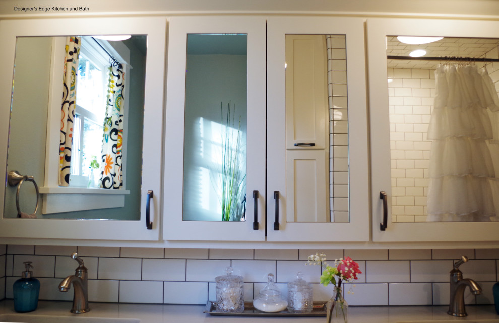 Inredning av ett amerikanskt litet vit vitt badrum, med skåp i shakerstil, skåp i mellenmörkt trä, keramikplattor, gröna väggar, cementgolv, bänkskiva i kvarts och grått golv