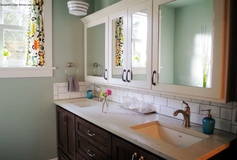 Inspiration för små amerikanska vitt badrum, med skåp i shakerstil, skåp i mellenmörkt trä, keramikplattor, gröna väggar, cementgolv, bänkskiva i kvarts och grått golv