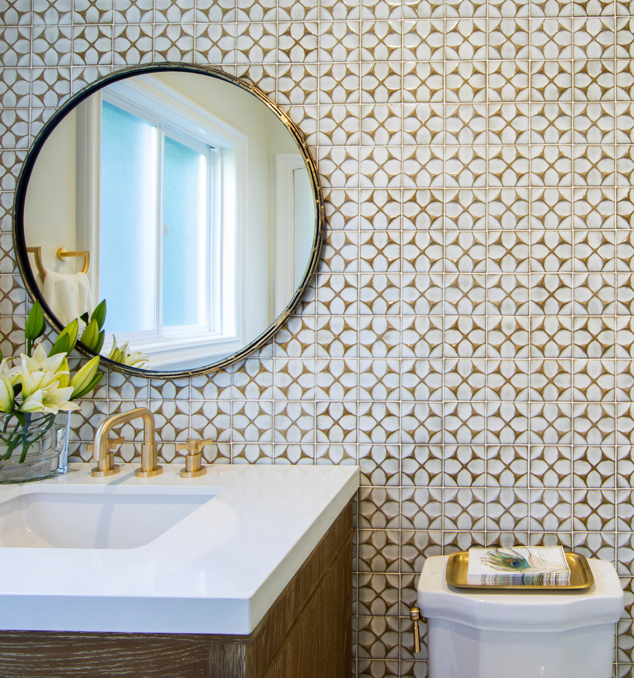 Exemple d'une salle de bain chic en bois brun de taille moyenne avec un placard à porte plane, WC séparés, un carrelage blanc, un carrelage jaune, des carreaux de céramique, un mur multicolore, un lavabo encastré, un plan de toilette en quartz modifié et un plan de toilette blanc.