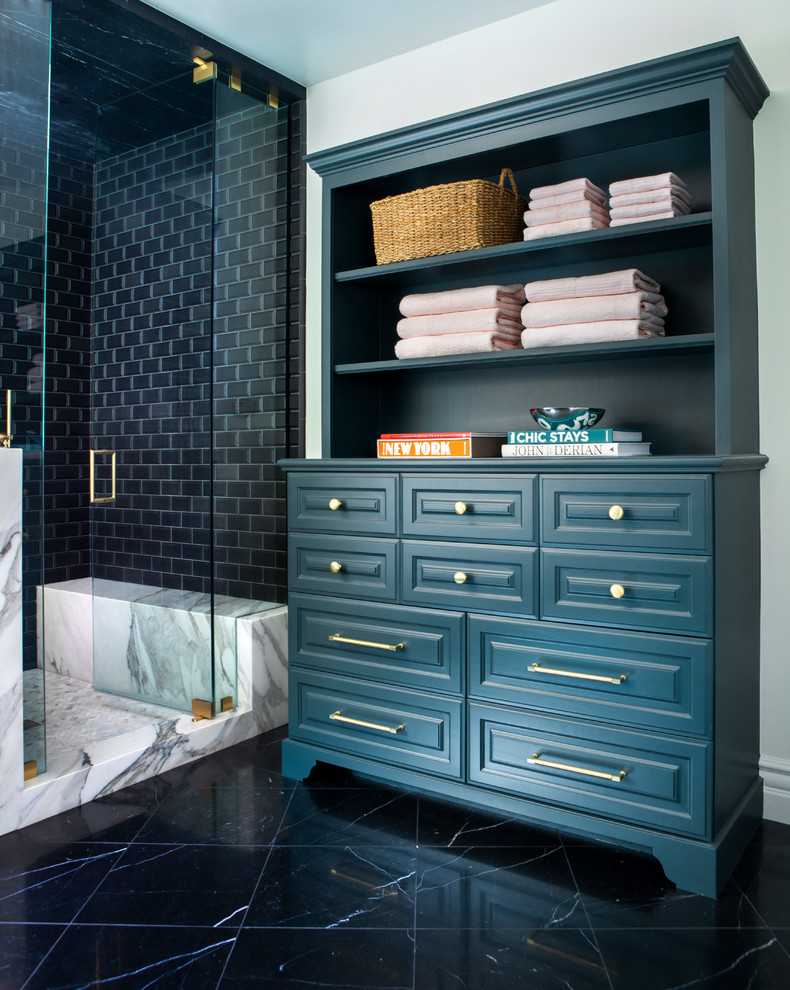 Источник вдохновения для домашнего уюта: большая главная ванная комната в стиле неоклассика (современная классика) с фасадами с выступающей филенкой, синими фасадами, накладной ванной, угловым душем, раздельным унитазом, черной плиткой, плиткой кабанчик, белыми стенами, мраморным полом, врезной раковиной, мраморной столешницей, черным полом, душем с распашными дверями и белой столешницей