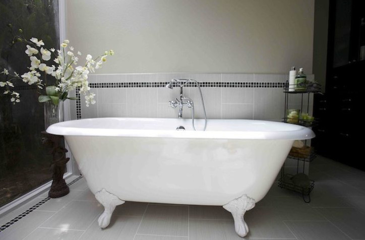 Foto på ett stort vintage en-suite badrum, med ett badkar med tassar, beige väggar och klinkergolv i keramik