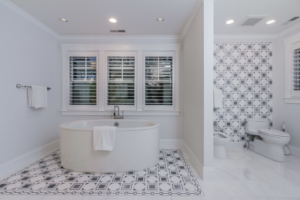 Ispirazione per una stanza da bagno padronale moderna con top in marmo, vasca freestanding, WC a due pezzi, piastrelle multicolore, piastrelle in pietra, pareti grigie e pavimento in marmo
