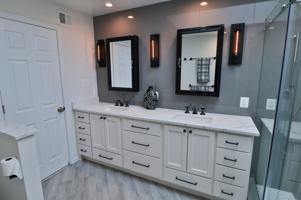 Idées déco pour une salle de bain classique de taille moyenne avec un placard à porte shaker, des portes de placard blanches, un mur gris, un sol en vinyl, un lavabo encastré, un plan de toilette en marbre, un sol gris, une cabine de douche à porte battante et un plan de toilette blanc.