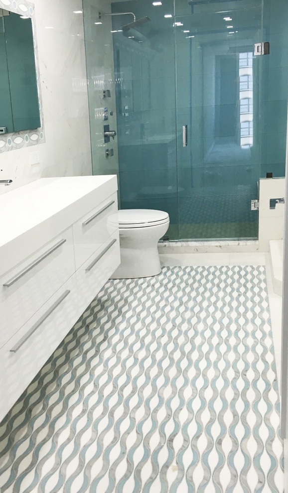 Пример оригинального дизайна: главная ванная комната среднего размера в стиле модернизм с плоскими фасадами, белыми фасадами, душем в нише, синей плиткой, синими стенами, полом из керамической плитки, стеклянной столешницей, унитазом-моноблоком и монолитной раковиной