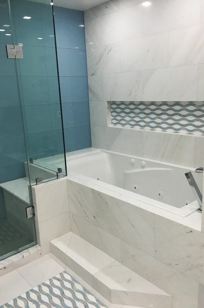 На фото: главная ванная комната среднего размера в стиле модернизм с плоскими фасадами, белыми фасадами, душем в нише, синей плиткой, синими стенами, полом из керамической плитки, стеклянной столешницей, унитазом-моноблоком и монолитной раковиной с