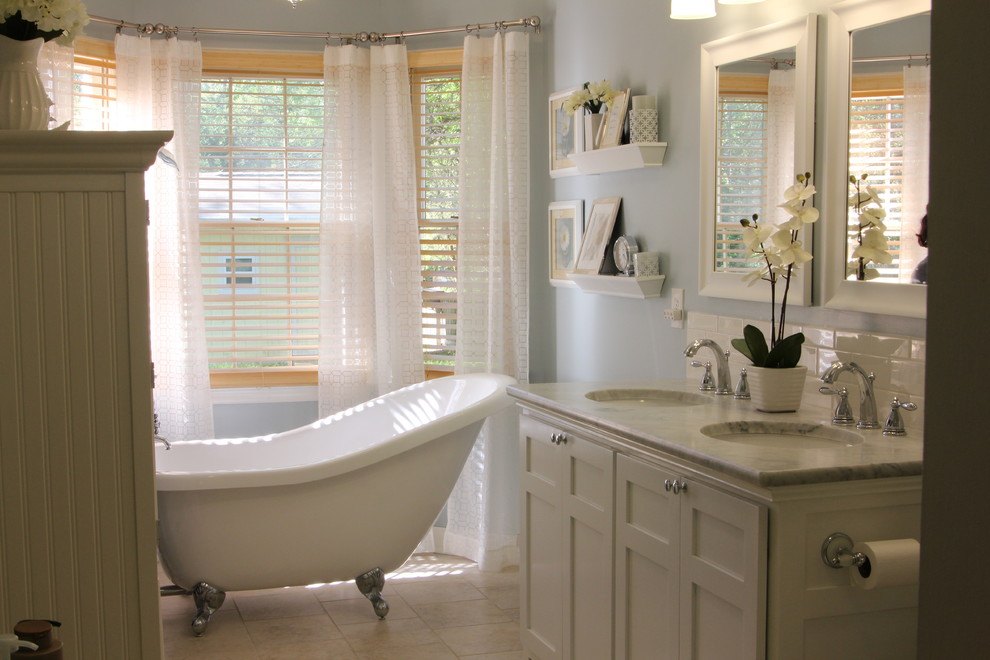 Inspiration för ett stort vintage en-suite badrum, med ett badkar med tassar, skåp i shakerstil, vita skåp, vit kakel, tunnelbanekakel, grå väggar, klinkergolv i keramik, ett undermonterad handfat och marmorbänkskiva