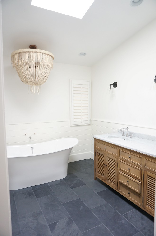 Exempel på ett stort modernt en-suite badrum, med möbel-liknande, skåp i ljust trä, ett fristående badkar, vita väggar, skiffergolv, ett undermonterad handfat och bänkskiva i kvarts