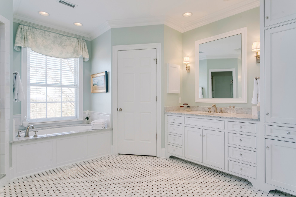 Inspiration pour une grande salle de bain principale traditionnelle avec un carrelage de pierre, un sol en marbre, un plan de toilette en marbre, un placard à porte shaker, des portes de placard blanches, une baignoire en alcôve et un mur bleu.