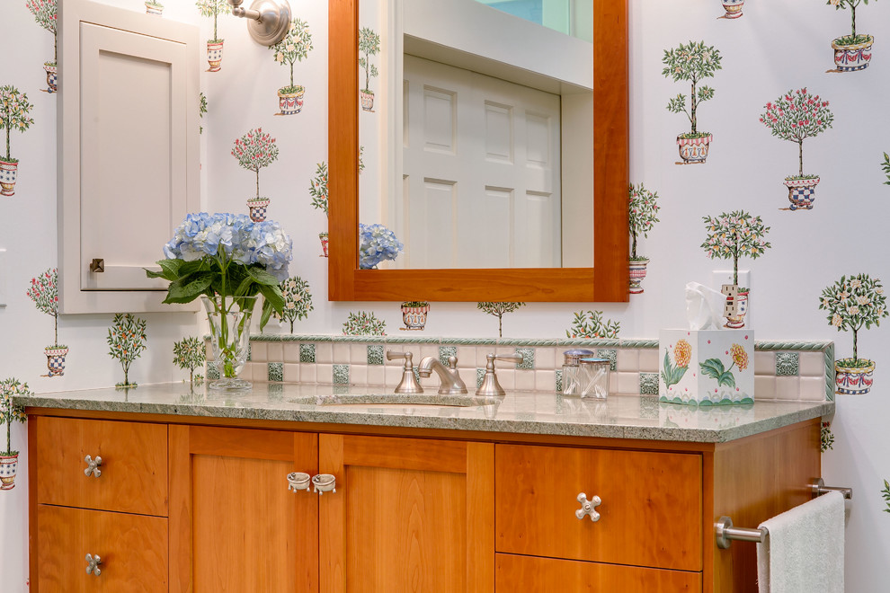 Пример оригинального дизайна: ванная комната среднего размера в стиле шебби-шик с плоскими фасадами, фасадами цвета дерева среднего тона, бежевой плиткой, зеленой плиткой, разноцветной плиткой, керамической плиткой, разноцветными стенами, душевой кабиной, врезной раковиной и столешницей из гранита