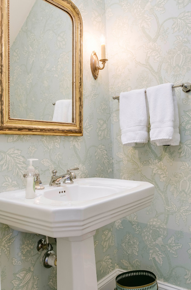 Esempio di una stanza da bagno con doccia chic di medie dimensioni con pareti blu e lavabo a colonna