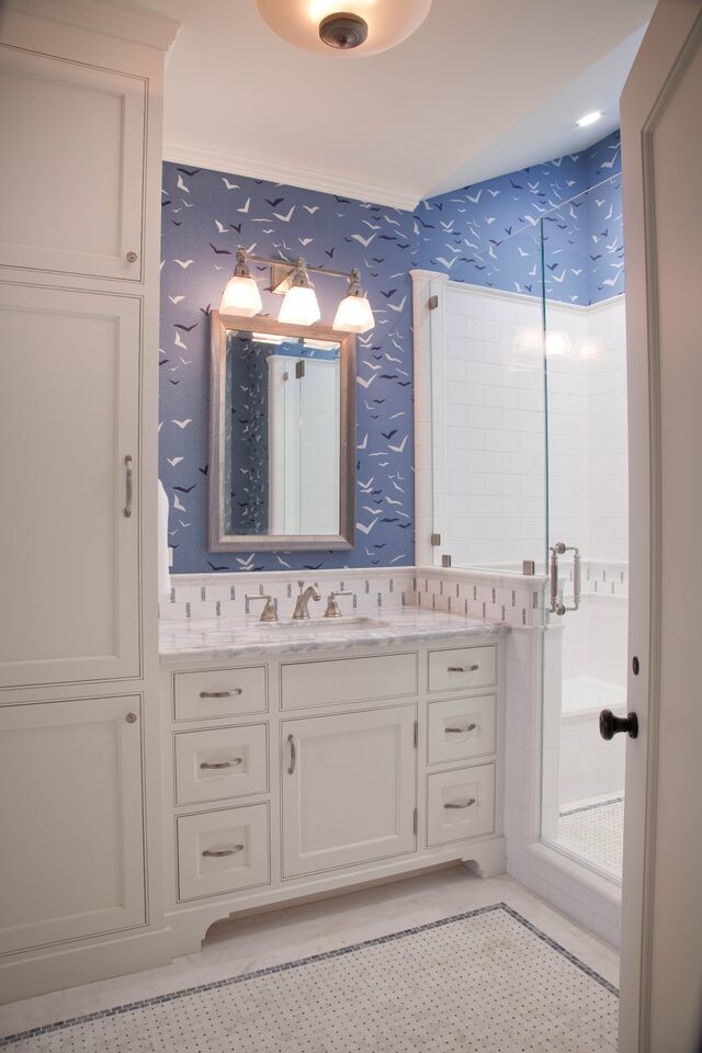 Inspiration för ett mellanstort maritimt badrum med dusch, med luckor med profilerade fronter, skåp i mellenmörkt trä, en dusch i en alkov, en toalettstol med separat cisternkåpa, bruna väggar, linoleumgolv, ett undermonterad handfat, marmorbänkskiva, grå kakel, vit kakel, mosaik, vitt golv och dusch med gångjärnsdörr