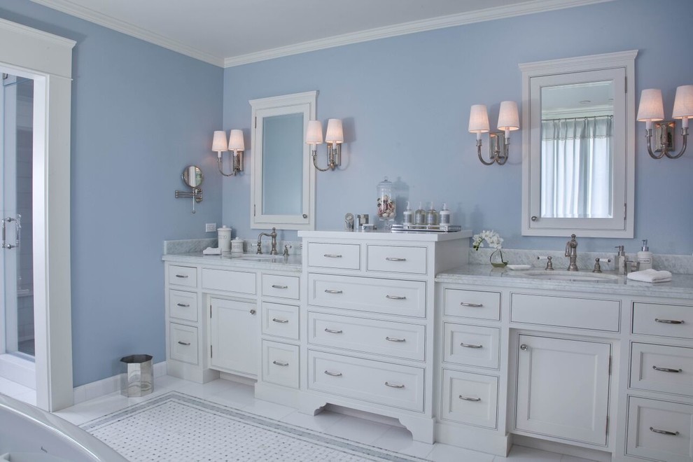 Источник вдохновения для домашнего уюта: большая главная ванная комната в классическом стиле с фасадами в стиле шейкер, белыми фасадами, отдельно стоящей ванной, душем в нише, синими стенами, полом из линолеума, врезной раковиной, мраморной столешницей, белой плиткой, мраморной плиткой, белым полом и душем с распашными дверями
