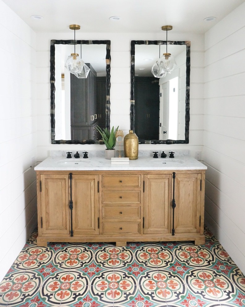 Пример оригинального дизайна: ванная комната среднего размера в средиземноморском стиле с столешницей из гранита, светлыми деревянными фасадами, раздельным унитазом, бежевой плиткой, синей плиткой, красной плиткой, керамической плиткой, белыми стенами, полом из мозаичной плитки, душевой кабиной, врезной раковиной и фасадами с утопленной филенкой