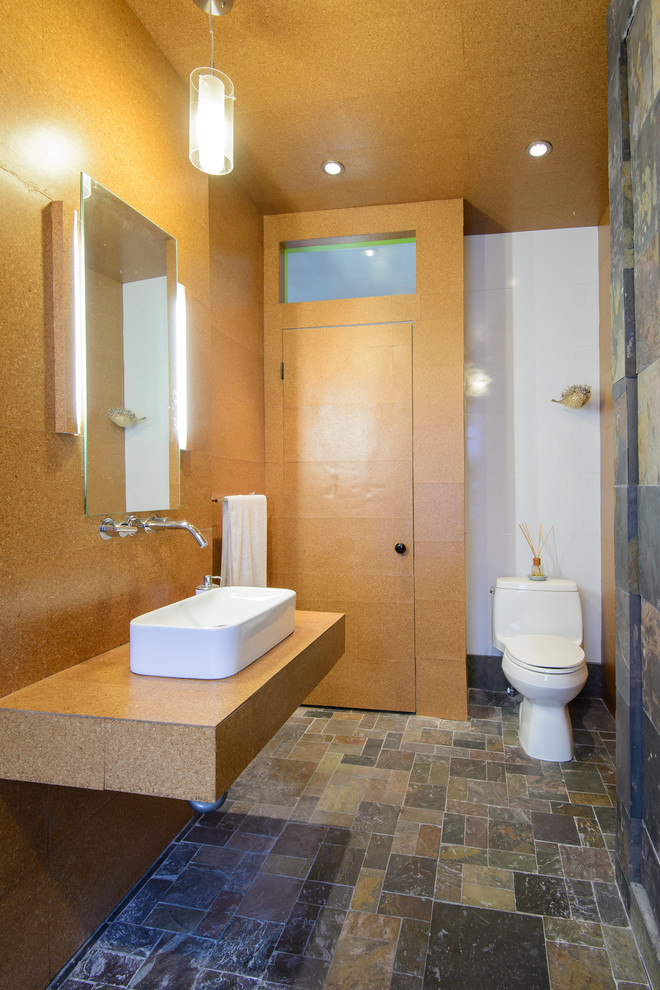 Mittelgroßes Modernes Badezimmer En Suite mit Duschnische, Toilette mit Aufsatzspülkasten, farbigen Fliesen, Schieferfliesen, bunten Wänden, Schieferboden, Aufsatzwaschbecken, grauem Boden und offener Dusche in Boston