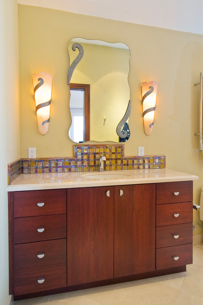 Inredning av ett exotiskt mellanstort en-suite badrum, med skåp i mellenmörkt trä