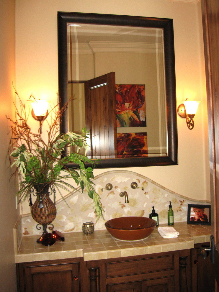 Foto de cuarto de baño principal clásico renovado de tamaño medio con puertas de armario de madera oscura, baldosas y/o azulejos beige, paredes beige, armarios con paneles empotrados, baldosas y/o azulejos de cerámica, lavabo sobreencimera y encimera de azulejos