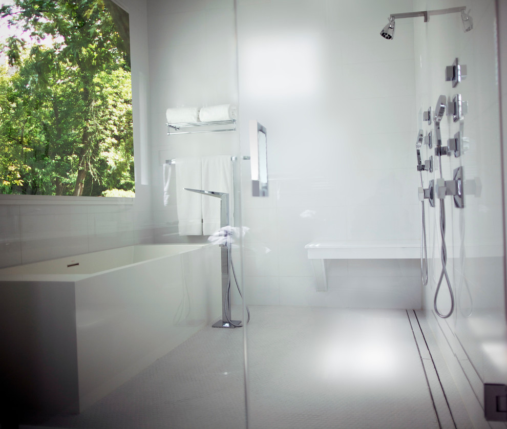Inredning av ett modernt mellanstort en-suite badrum, med ett undermonterat badkar, en kantlös dusch, vit kakel och vita väggar