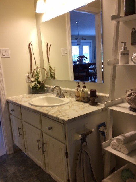 Foto de cuarto de baño romántico pequeño con paredes blancas, suelo de linóleo y encimera de laminado