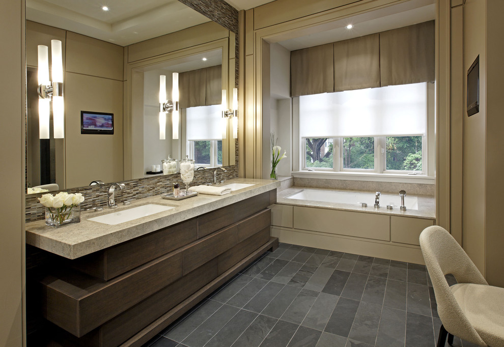 Großes Modernes Badezimmer En Suite mit Unterbauwaschbecken, beigen Fliesen, Unterbauwanne, dunklen Holzschränken, beiger Wandfarbe, Schieferboden und Granit-Waschbecken/Waschtisch in Toronto