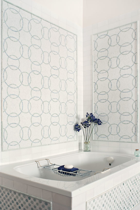 Immagine di una stanza da bagno classica con lavabo a colonna, top in marmo, vasca da incasso, piastrelle bianche, piastrelle a mosaico, pareti bianche e pavimento in marmo