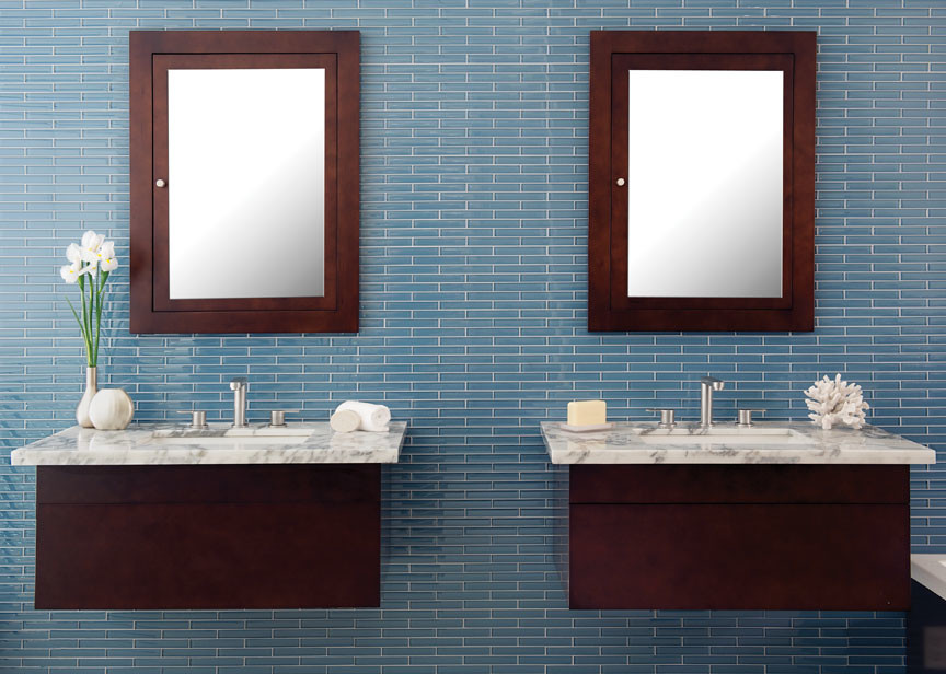 Idéer för att renovera ett vintage badrum, med ett undermonterad handfat, möbel-liknande, skåp i mörkt trä, en toalettstol med separat cisternkåpa, blå kakel, glaskakel, blå väggar och marmorgolv