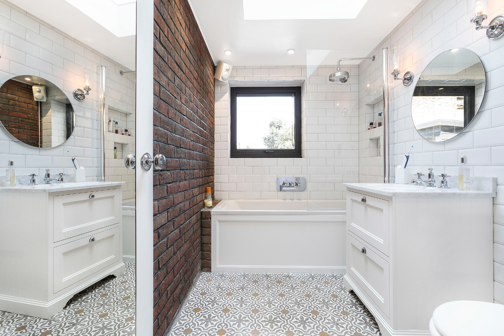 Exemple d'une salle de bain tendance de taille moyenne avec un placard à porte shaker, des portes de placard blanches, un carrelage blanc, un carrelage métro, un lavabo encastré et un sol multicolore.