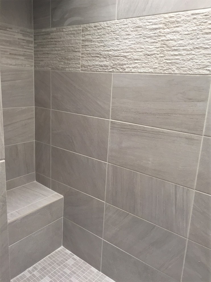 Esempio di una stanza da bagno contemporanea con vasca freestanding, doccia aperta, piastrelle grigie, piastrelle in gres porcellanato, pavimento in gres porcellanato e top piastrellato