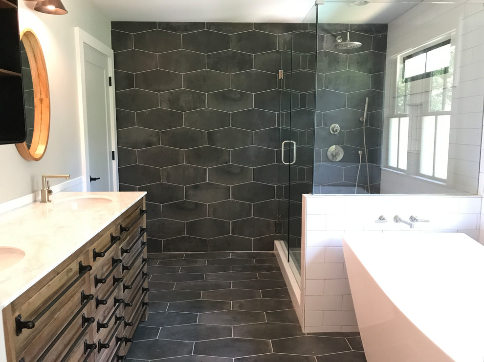 Cette photo montre une salle de bain moderne en bois brun avec une baignoire indépendante et un carrelage noir et blanc.