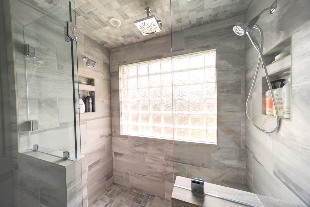 Exempel på ett stort modernt en-suite badrum, med släta luckor, skåp i mörkt trä, en dubbeldusch, flerfärgad kakel, porslinskakel, grå väggar, klinkergolv i porslin, ett undermonterad handfat och bänkskiva i kvarts