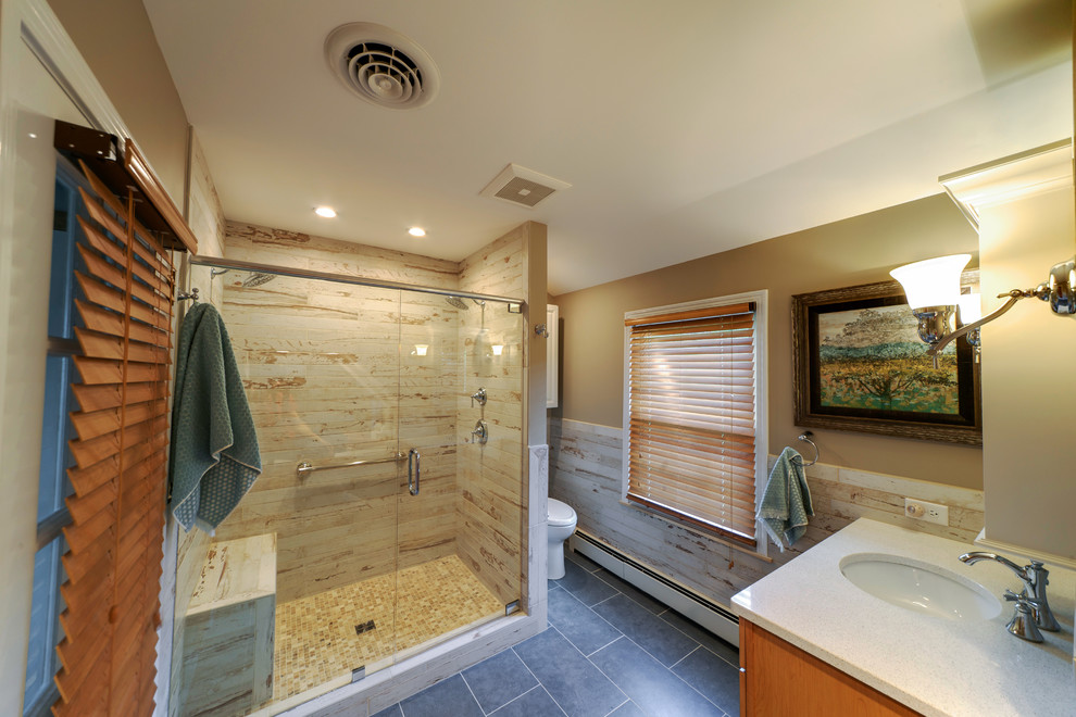 Idéer för att renovera ett stort funkis en-suite badrum, med luckor med upphöjd panel, skåp i mellenmörkt trä, en dusch i en alkov, beige kakel, porslinskakel, beige väggar, klinkergolv i keramik, ett undermonterad handfat och bänkskiva i kvarts