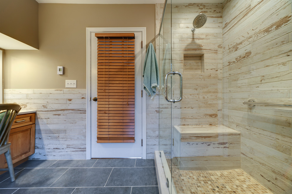 Bild på ett stort funkis en-suite badrum, med luckor med upphöjd panel, skåp i mellenmörkt trä, en dusch i en alkov, beige kakel, porslinskakel, beige väggar, klinkergolv i keramik, ett undermonterad handfat och bänkskiva i kvarts
