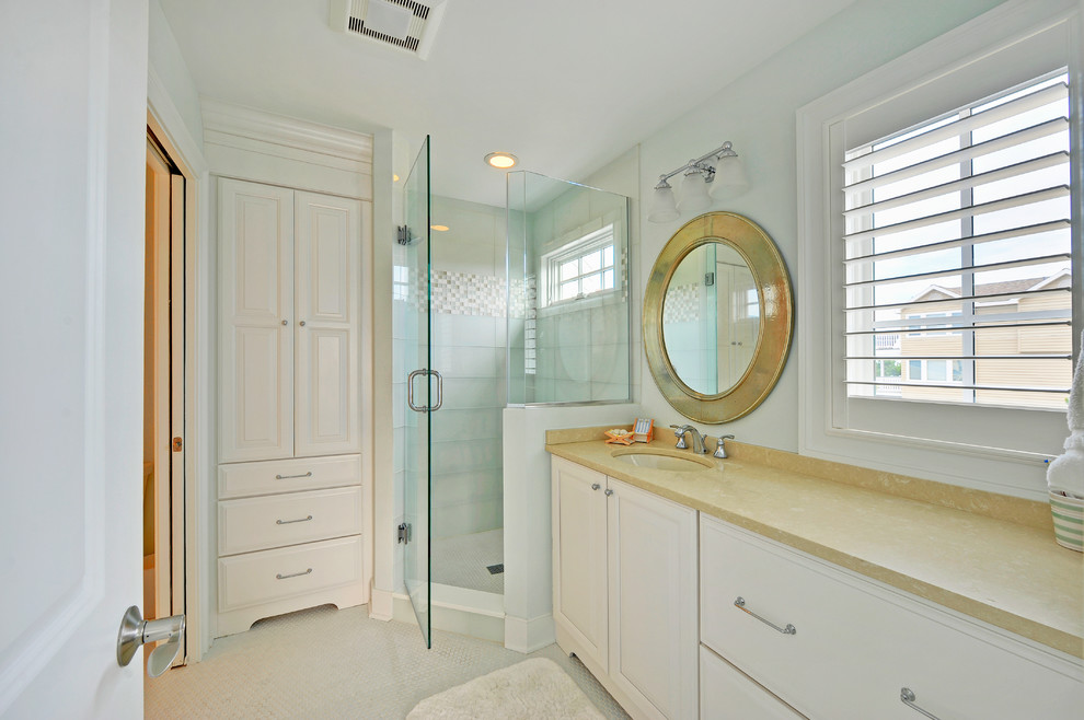 Immagine di una stanza da bagno classica con lavabo sottopiano