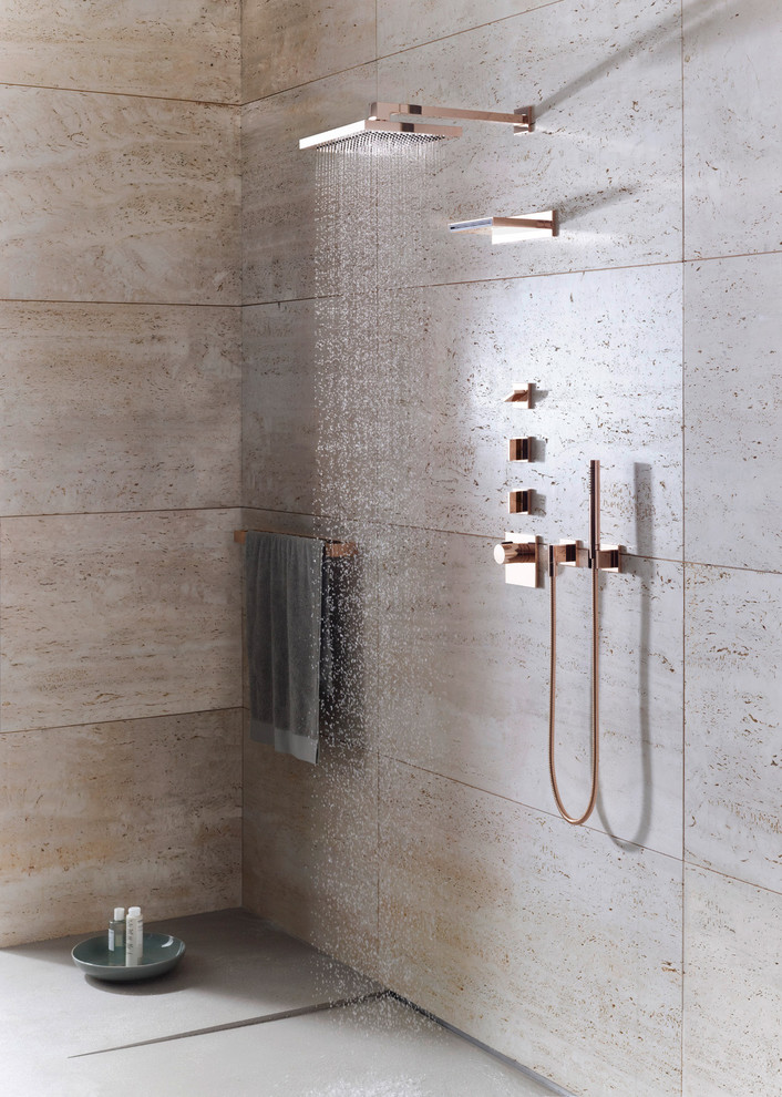 Esempio di una grande stanza da bagno design con doccia aperta, piastrelle beige, piastrelle in pietra e pareti beige
