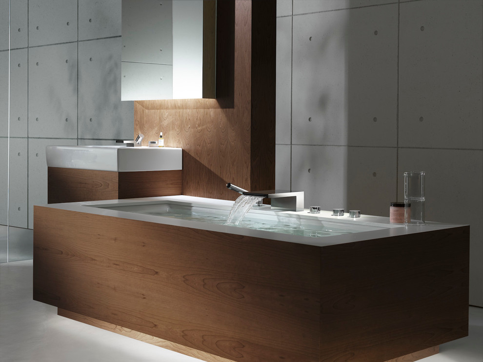 Стильный дизайн: большая ванная комната в современном стиле с отдельно стоящей ванной, плиткой под дерево и коричневыми стенами - последний тренд