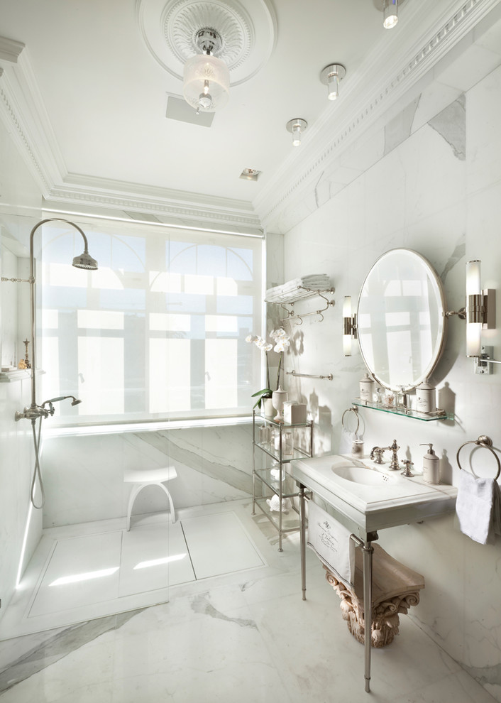 Imagen de cuarto de baño ecléctico con lavabo tipo consola y ventanas