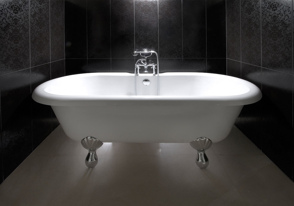 На фото: ванная комната в современном стиле с ванной на ножках