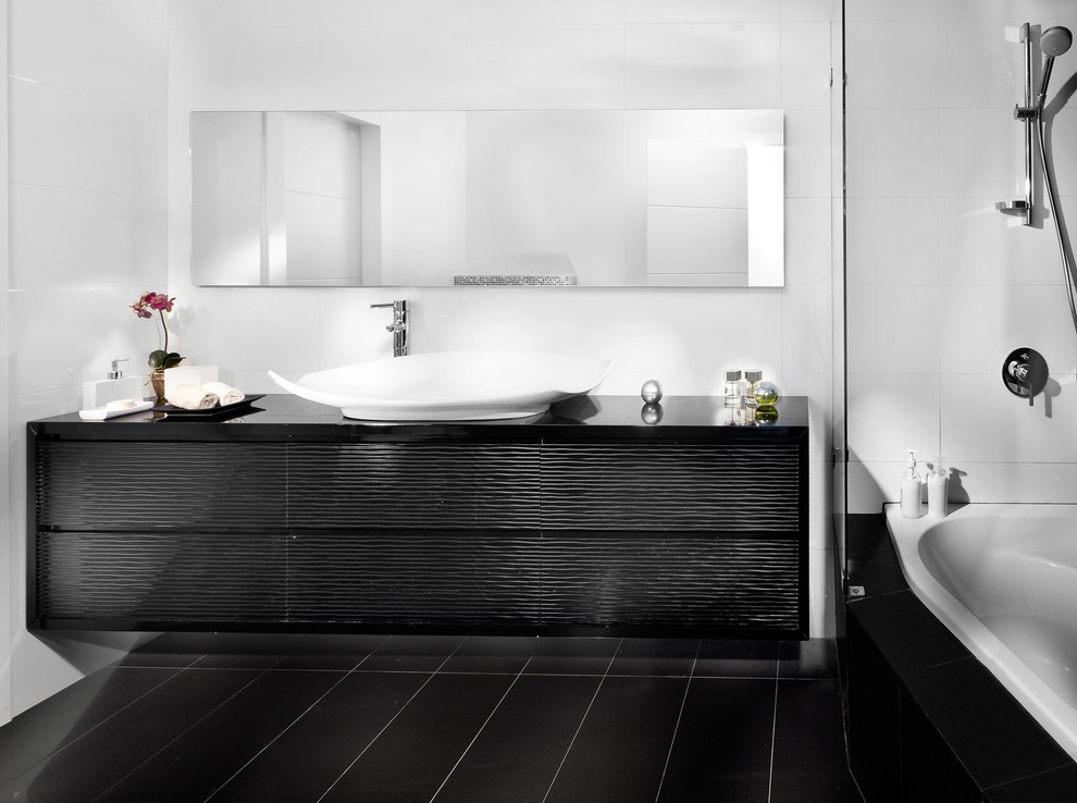На фото: ванная комната в современном стиле с консольной раковиной с
