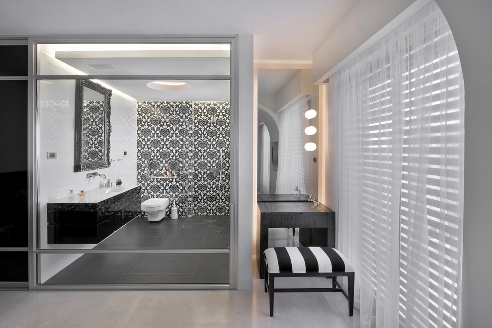 Modernes Badezimmer mit integriertem Waschbecken, flächenbündigen Schrankfronten, schwarzen Schränken und grauen Fliesen in Sonstige