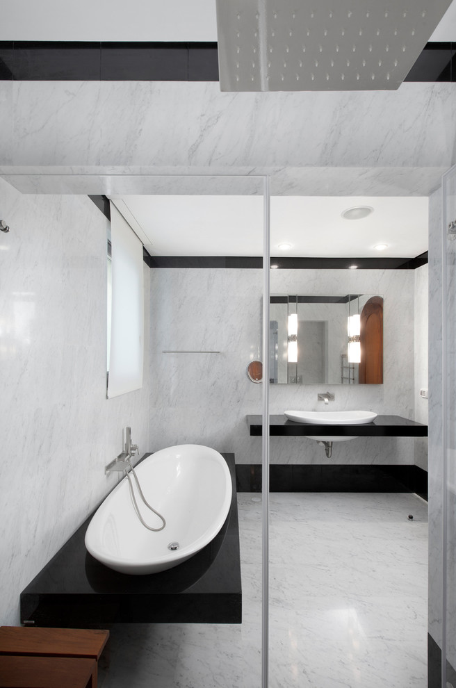 Стильный дизайн: ванная комната в стиле модернизм с накладной раковиной и душем в нише - последний тренд
