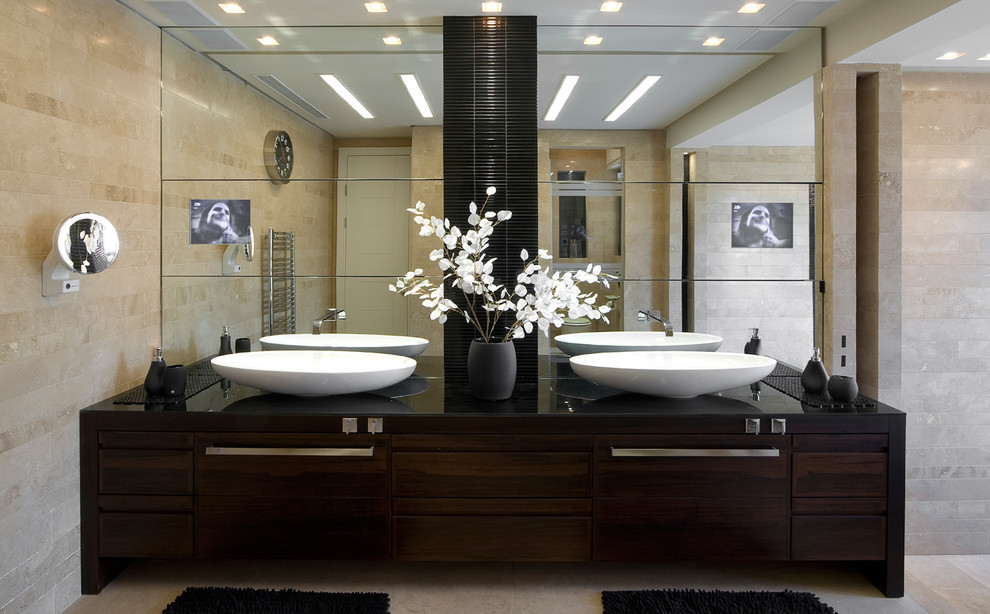他の地域にあるコンテンポラリースタイルのおしゃれな浴室 (人工大理石カウンター、ベッセル式洗面器、黒い洗面カウンター) の写真