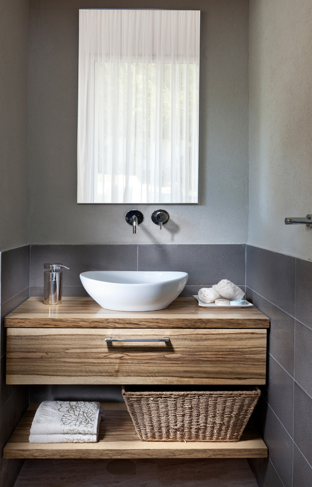На фото: ванная комната в современном стиле с настольной раковиной и окном с