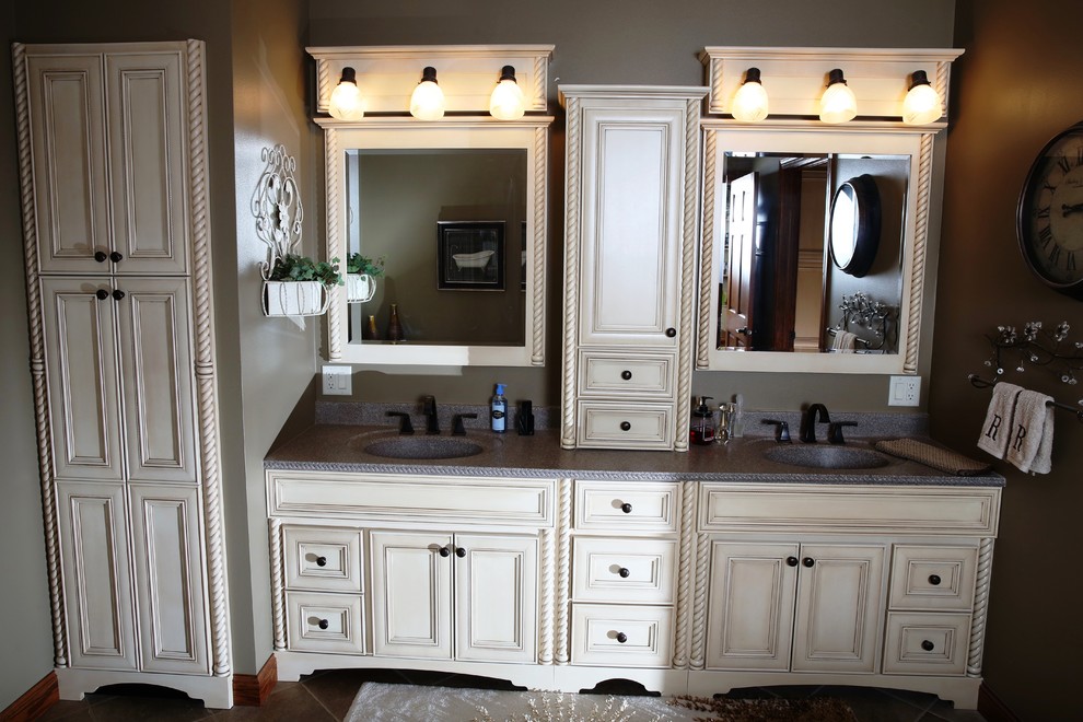 Idéer för mellanstora vintage en-suite badrum, med luckor med upphöjd panel, vita skåp och bänkskiva i akrylsten