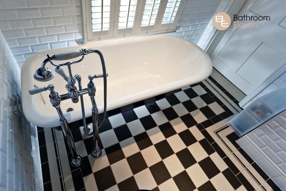 Immagine di una stanza da bagno chic con vasca freestanding, doccia aperta, WC a due pezzi, pareti nere, pavimento con piastrelle in ceramica e lavabo a colonna