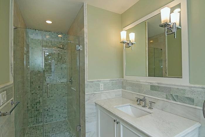 Idéer för vintage badrum, med luckor med infälld panel, vita skåp, träbänkskiva och vit kakel