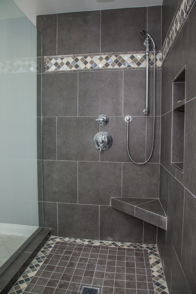 Пример оригинального дизайна: ванная комната среднего размера в стиле неоклассика (современная классика) с фасадами с утопленной филенкой, коричневыми фасадами, душем в нише, унитазом-моноблоком, черно-белой плиткой, каменной плиткой, серыми стенами, мраморным полом, душевой кабиной, врезной раковиной и мраморной столешницей