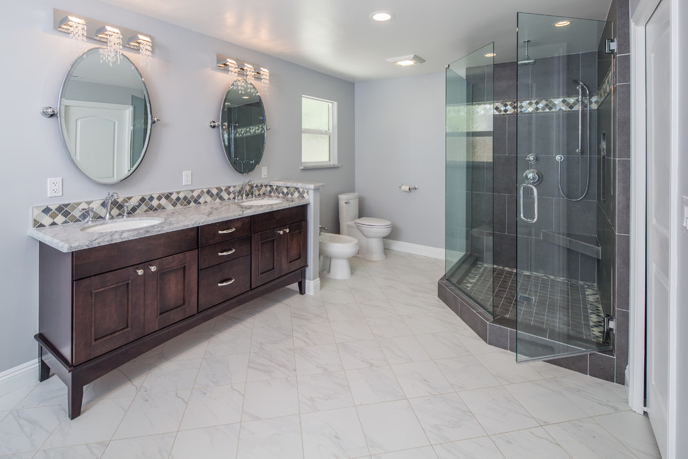 Idéer för ett mellanstort klassiskt badrum med dusch, med skåp i mörkt trä, grå väggar, skåp i shakerstil, ett badkar med tassar, stenkakel, marmorgolv, ett undermonterad handfat och marmorbänkskiva