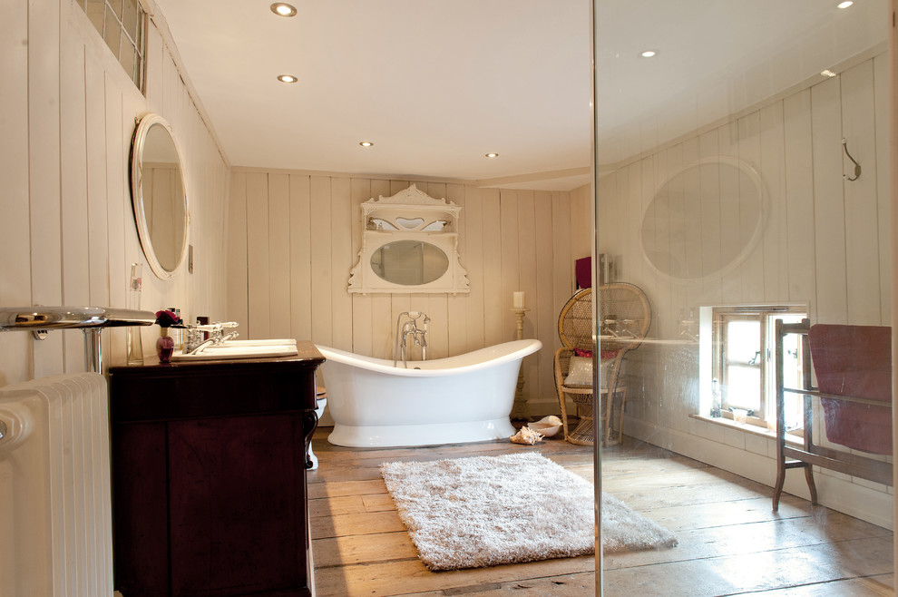 Ejemplo de cuarto de baño campestre con puertas de armario de madera en tonos medios y ducha doble