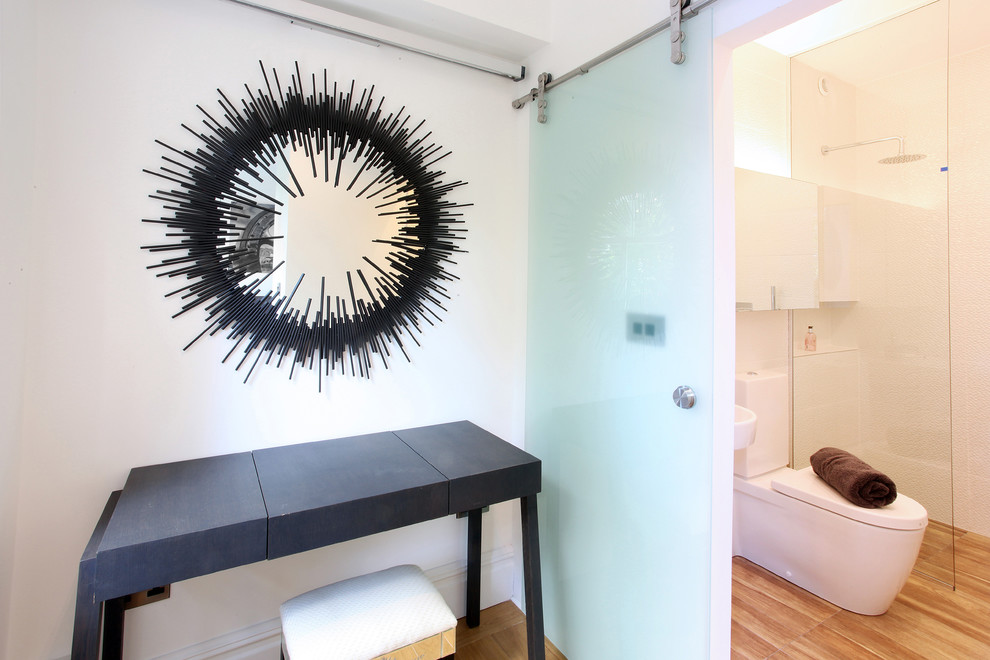 Mittelgroßes Modernes Badezimmer En Suite mit offener Dusche, Toilette mit Aufsatzspülkasten, weißer Wandfarbe und hellem Holzboden in Manchester