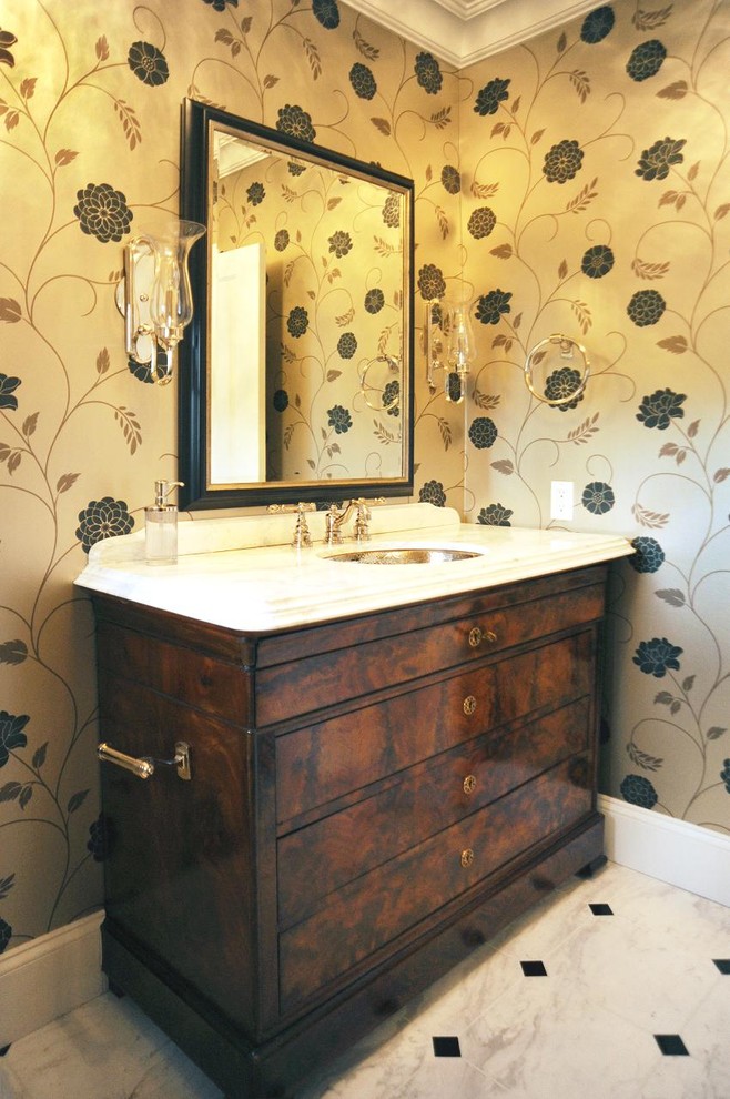 Foto di una stanza da bagno chic con ante lisce, ante in legno bruno, pavimento in marmo, lavabo sottopiano e top in marmo