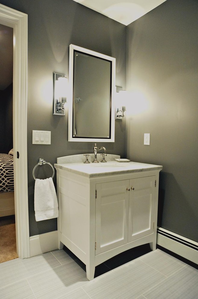 Foto di una stanza da bagno classica di medie dimensioni con ante in stile shaker, ante bianche, pareti grigie, lavabo sottopiano e top in marmo